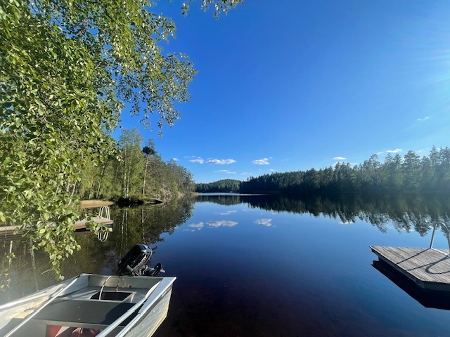 moottorivene rannassa