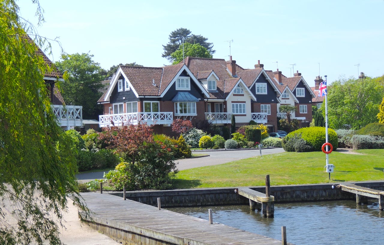 Picturesque view of lakeside houses in an English village. Ideal for travel and architecture themes.